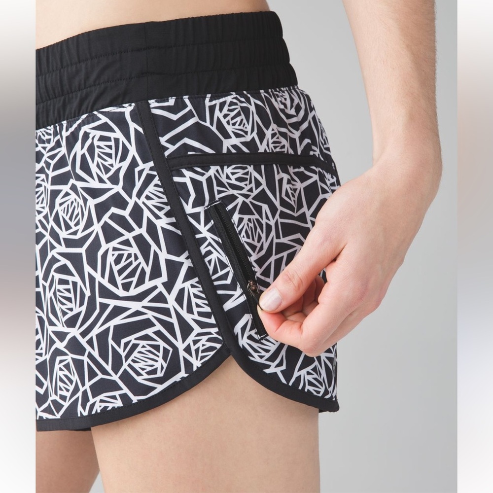 Lululemon Track That High-Rise 3” Shorts – Black White Pattern, Size 6, GUC